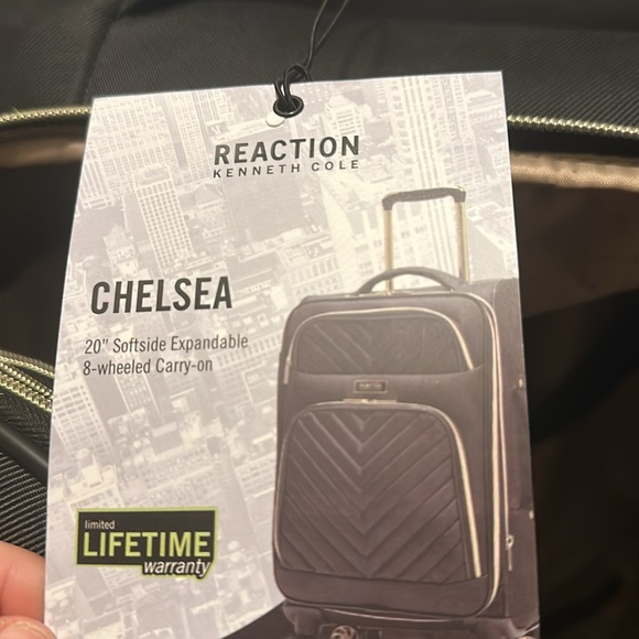 Reaction Kenneth Cole Chelsea 20” soft side Expandable 8-wheeled Carry-On - Picture 14 of 14